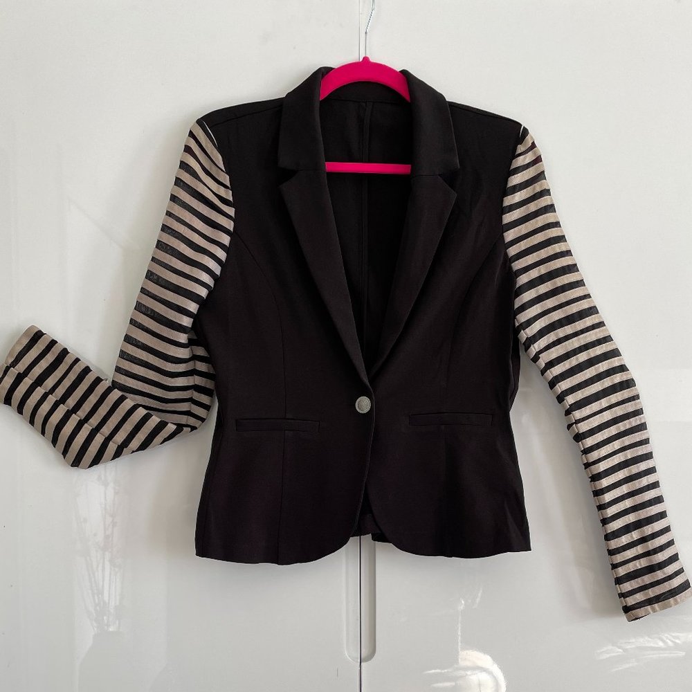 Medium black fitted blazer with collar, button closure and unique striped sleeve